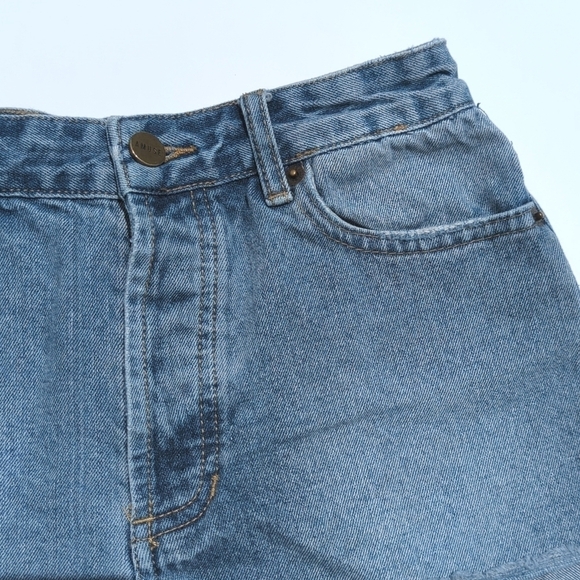 Amuse Society Medium Wash High Waisted Cheeky Raw Hem Button Fly Jean Shorts 26 - Picture 2 of 12
